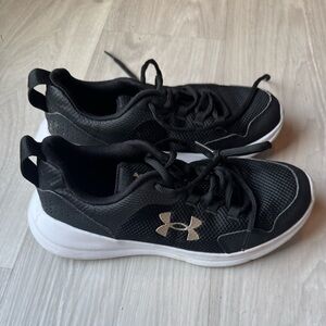 Under Armour Black and White Size 5Y